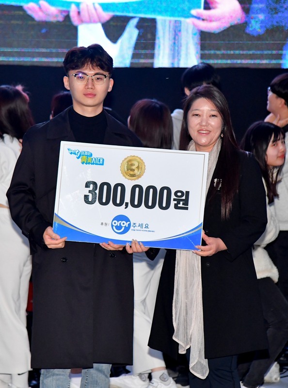 2일 오후 수원올림픽공원에서 열린 '수원시 3.1운동 100주년 기념 新독립운동 청소년, 청년 靑靑한마당 2019 이제는 靑靑시대'에서 3등을 수상한 학생이 기념촬영을 하고있다. 윤원규기자