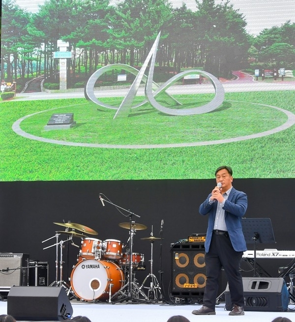 2일 오후 수원올림픽공원에서 열린 '수원시 3.1운동 100주년 기념 新독립운동 청소년, 청년 靑靑한마당 2019 이제는 靑靑시대'에서 수원시 3.1운동 100주년 기념관계자가 기념 조형물조감도를 공개하고 있다. 윤원규기자