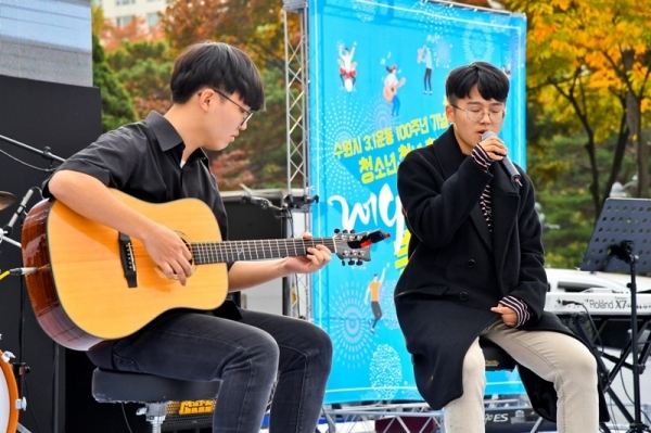 2일 오후 수원올림픽공원에서 열린 '수원시 3.1운동 100주년 기념 新독립운동 청소년, 청년 靑靑한마당 2019 이제는 靑靑시대'에서 본선무대에 태장고 밴드 YANA팀이  멋진 공연을 펼치고 있다. 윤원규기자