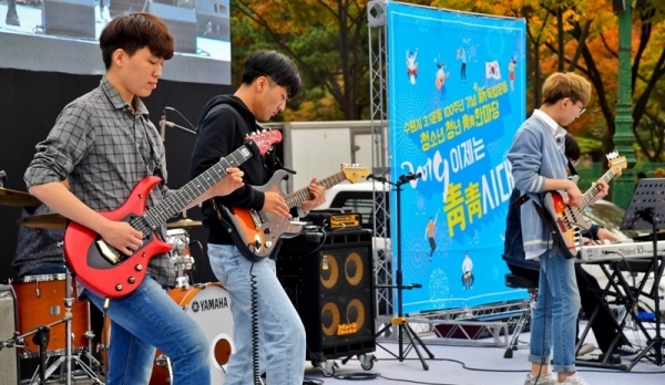 2일 오후 수원올림픽공원에서 열린 '수원시 3.1운동 100주년 기념 新독립운동 청소년, 청년 靑靑한마당 2019 이제는 靑靑시대'에서 본선무대에서 아주대학교 모스밴드팀이 멋진 공연을 펼치고 있다. 윤원규기자