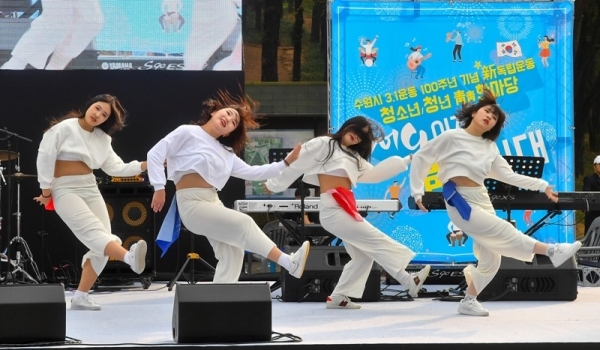 2일 오후 수원올림픽공원에서 열린 '수원시 3.1운동 100주년 기념 新독립운동 청소년, 청년 靑靑한마당 2019 이제는 靑靑시대'에서 본선무대에 오른 학생참가자들이 멋진 공연을 펼치고 있다. 윤원규기자