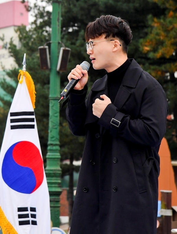 2일 오후 수원올림픽공원에서 열린 '수원시 3.1운동 100주년 기념 新독립운동 청소년, 청년 靑靑한마당 2019 이제는 靑靑시대'에서 본선무대에 오른 학생참가자들이 멋진 공연을 펼치고 있다. 윤원규기자