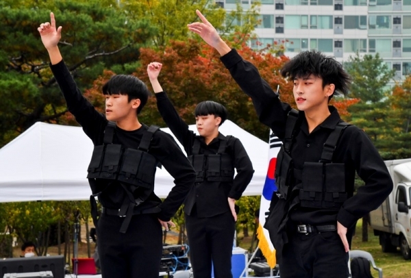 2일 오후 수원올림픽공원에서 열린 '수원시 3.1운동 100주년 기념 新독립운동 청소년, 청년 靑靑한마당 2019 이제는 靑靑시대'에서 본선무대에 오른 학생참가자들이 멋진 공연을 펼치고 있다. 윤원규기자