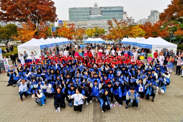 2일 오후 수원올림픽공원에서 열린 '수원시 3.1운동 100주년 기념 新독립운동 청소년, 청년 靑靑한마당 2019 이제는 靑靑시대'에 참가한 학생들과 관계자들이 인간 태극문양 퍼포먼스를 하고 있다. 윤원규기자