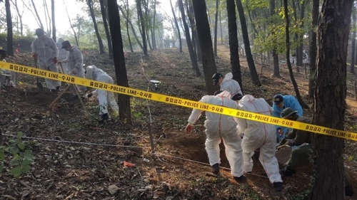 경찰이 3일 화성시 한 공원에서 이춘재가 죽였다고 자백한 초등생의 유골을 수색하고 있다. 독자제공. 연합뉴스
