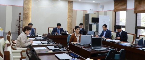 평택시의회 평택항 발전 특별위원회가 지난 1일 열린 회의에서 집행부 업무보고를 청취하고 있다. 사진제공=평택시의회