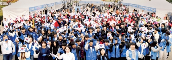 2일 오후 수원올림픽공원에서 열린 수원시 3.1운동 100주년 기념 ‘新독립운동 청소년∙청년 靑靑한마당 2019 이제는 靑靑시대’에 참가한 학생과 관계자들이 인간 태극문양 퍼포먼스를 펼치고 있다. 윤원규기자