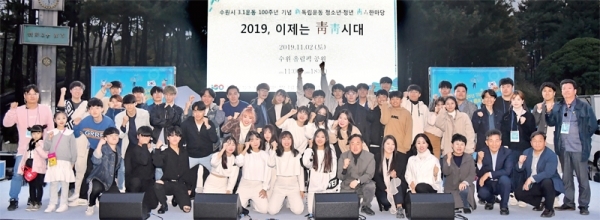 경연대회 본선 참가학생들이 기념촬영을 하고 있다.