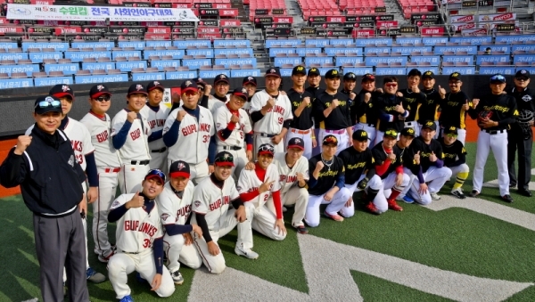 경기일보와 수원시야구소프트볼협회가 공동 주최한 ‘제5회 수원컵 전국 사회인야구대회’ 개막 경기가 열린 2일 수원 케이티위즈파크에서 구펑스팀과 나이트버그2팀이 기념촬영을 하고 있다.윤원규기자