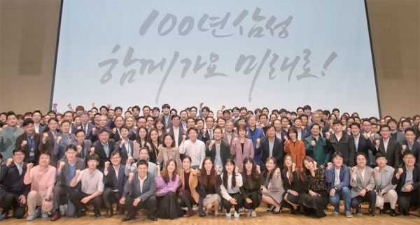삼성전자 창립 50주년을 맞아 1일 수원 ‘삼성 디지털 시티’에서 ‘창립 50주년 기념식’이 열린 가운데 경영진과 임직원들이 초일류 100년 기업의 역사를 쓰자고 다짐하며, 파이팅을 외치고 있다. 삼성전자 제공