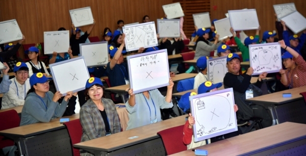 3일 성남시 분당 경기창조경제혁신센터에서 열린 ‘경기도 4차산업혁명 미래사회 체험전’ 미래기술 골든벨에 참가한 학생과 시민들이 문제를 풀고 있다.전형민기자