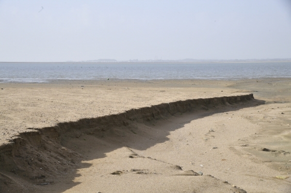 지난 2007년 평택·당진항 개발을 위해 1억400여억 원을 들여 준공한 외곽호 5.8km중 일부가 붕괴, 유실되며 10년이 넘도록 평당항 내항 개발을 위해 '물막이 공사'와 '모래쌓기 공사'가 이어진 평택·당진항 공사현장에서 모래가 유실되고 있다. 윤원규기자