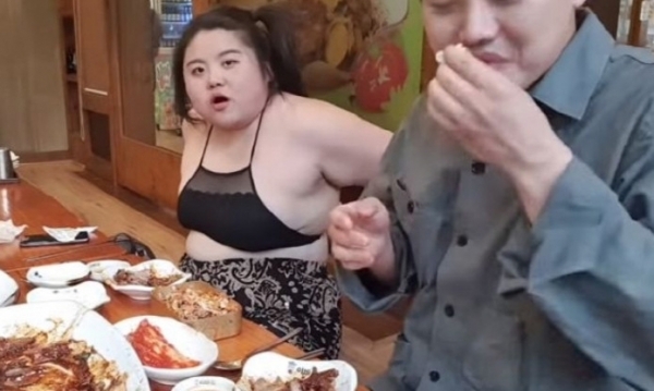 구도 쉘리와 권혁수가 함께 했던 논란의 라이브 방송 장면. 유튜브