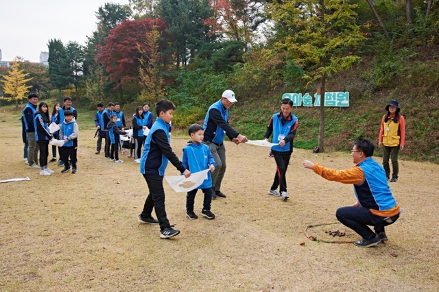 ▲ 삼천리 임직원과 가족 봉사자들이 청량산에서 숲 체험교실에 참여하고 있다