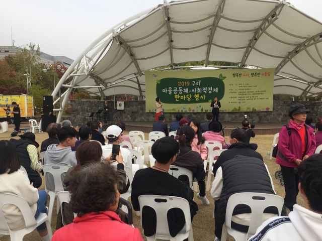 유채꽃축제장 내에서 구리사랑카드 결제 체험 중인 안승남 시장