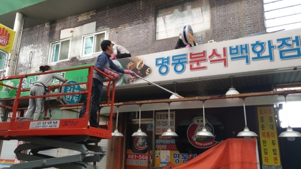상동시장에서 진행되고 있는 ‘클린데이’ 모습. 사진=부천시 제공