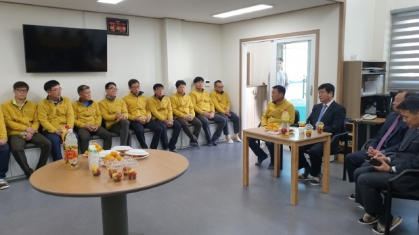 4일 환경미화원 쉼터 신축 건물을 방문한 최용덕 시장이 환경미화원들에게 애로사항과 의견을 청취하고 있다. 사진=동두천시 제공