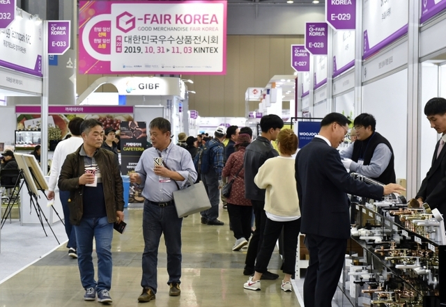 지난달 31일부터 지난 3일까지 킨텍스 제1전시장에서 열린 ‘G-FAIR KOREA 2019’에서 관람객들이 참가기업 부스를 둘러보고 있다.