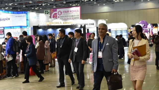 지난달 31일부터 지난 3일까지 킨텍스 제1전시장에서 열린 ‘G-FAIR KOREA 2019’에서 해외 바이어 및 관람객들이 참가기업 부스를 둘러보고 있다.