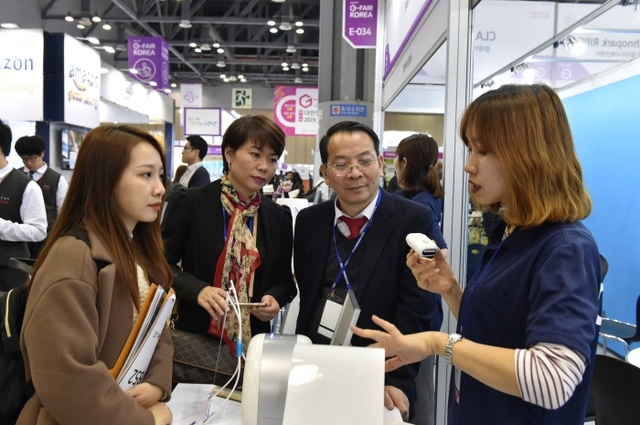 지난달 31일부터 지난 3일까지 킨텍스 제1전시장에서 열린 ‘G-FAIR KOREA 2019’에서 해외 바이어와 참가기업이 수출 상담을 벌이고 있다.