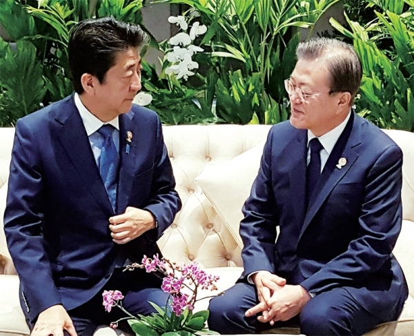 문재인 대통령과 아베 신조 일본 총리가 4일 오전(현지시간) 태국 방콕 임팩트포럼에서 아세안+3 정상회의 전 환담을 하고 있다. 청와대 제공