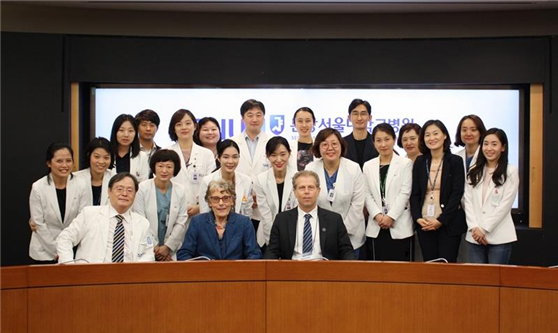 국제진료 인증 심사를 위해 분당서울대병원을 찾은 GHA(Global Health Accreditaion) 평가단이 심사 평가를 마친 뒤 분당서울대병원 관계자들과 단체 기념 촬영을 하고 있다. (앞줄 왼쪽부터 분당서울대병원 국제진료센터 조중행 센터장, GHA 전문 조사위원 Ann Jacobson, GHA 전문 조사위원 Bill Cook)