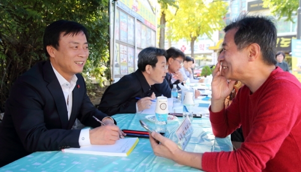 지난 1일 남동구 만수119안전센터 앞에서 열린 ‘2019년 제4회 1일 현장소통 민원실’에서 이강호 남동구청장이 한 지역주민과 소통하고 있다. 남동구 제공