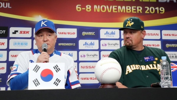 김경문 대표팀 감독이 5일 서울 고척스카이돔에서 열린 프리미어12 조별리그 공식 기자회견에서 질문에 답하고 있다. 오른쪽은 내일 한국과 C조 1차전 경기를 치를 호주의 데이비드 닐슨 감독.연합뉴스