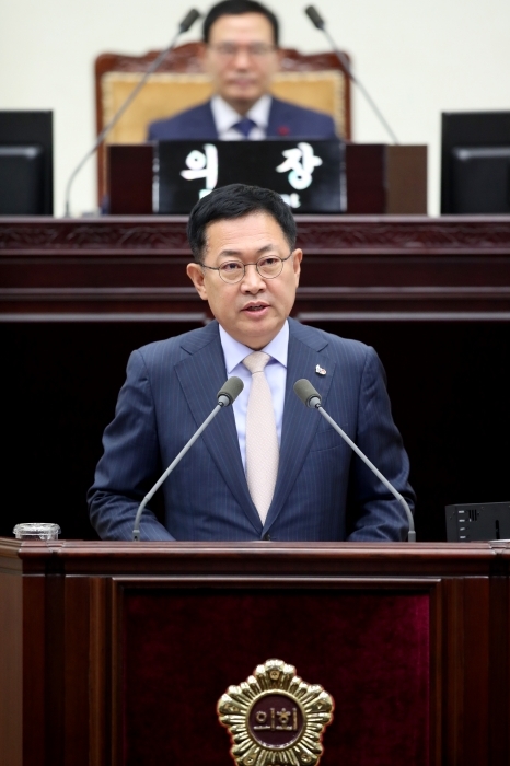 5일 인천 남동구 인천시의회 본회의장에서 열린 제258회 인천시의회 제2차 정례회 1차 본회의에서 박남춘 인천시장이 2020년 예산안과 관련한 시정연설 및 제안설명을 하고 있다. 인천시 제공
