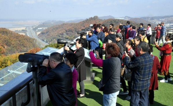 아프리카돼지열병으로 중단됐던 경기북부지역 안보관광이 재개된 5일 파주시 오두산 통일전망대에서 중국인 관광객들이 망원경을 통해 북한 황해북도 개풍군 일대를 살펴보고 있다.전형민기자