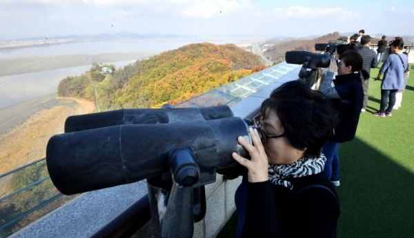 아프리카돼지열병으로 중단됐던 경기북부지역 안보관광이 재개된 5일 파주시 오두산 통일전망대에서 중국인 관광객들이 망원경을 통해 북한 황해북도 개풍군 일대를 살펴보고 있다.전형민기자