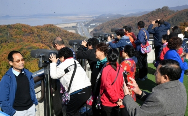 아프리카돼지열병으로 중단됐던 경기북부지역 안보관광이 재개된 5일 파주시 오두산 통일전망대에서 중국인 관광객들이 망원경을 통해 북한 황해북도 개풍군 일대를 살펴보고 있다.전형민기자