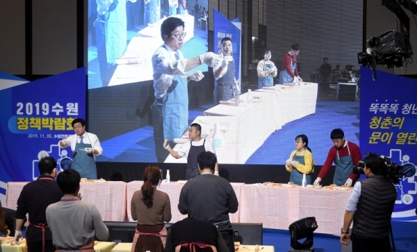 ‘2019 수원정책박람회’가 열린 5일 수원컨벤션센터에서 염태영 수원시장과 개그맨 정종철, 청년층 시민들이 함께 샌드위치를 만들며 수원시정 관련 토크콘서트를 진행하고 있다. 김시범기자