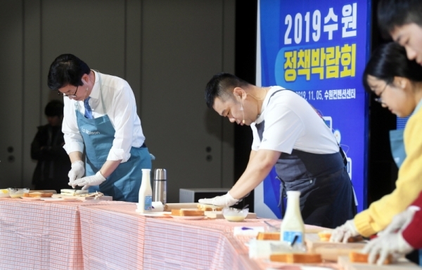‘2019 수원정책박람회’가 열린 5일 수원컨벤션센터에서 염태영 수원시장과 개그맨 정종철, 청년층 시민들이 함께 샌드위치를 만들며 수원시정 관련 토크콘서트를 진행하고 있다. 김시범기자