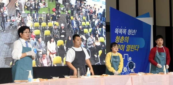 ‘2019 수원정책박람회’가 열린 5일 수원컨벤션센터에서 염태영 수원시장과 개그맨 정종철, 청년층 시민들이 함께 샌드위치를 만들며 수원시정 관련 토크콘서트를 진행하고 있다. 김시범기자