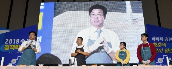 ‘2019 수원정책박람회’가 열린 5일 수원컨벤션센터에서 염태영 수원시장과 개그맨 정종철, 청년층 시민들이 함께 샌드위치를 만들며 수원시정 관련 토크콘서트를 진행하고 있다. 김시범기자