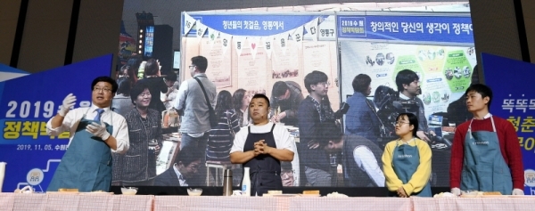 ‘2019 수원정책박람회’가 열린 5일 수원컨벤션센터에서 염태영 수원시장과 개그맨 정종철, 청년층 시민들이 함께 샌드위치를 만들며 수원시정 관련 토크콘서트를 진행하고 있다. 김시범기자