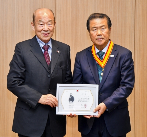 5일 오후 대한적십자사 경기도지사에서 열린 대한적십자사 경기도지사 회장 이취임식에서 박경서 대한적십자사 회장이 김훈동 전임 회장에게 포장증과 메달을 수여하고 기념촬영을 하고 있다. 윤원규기자