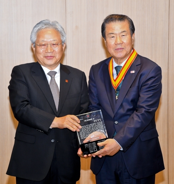 5일 오후 대한적십자사 경기도지사에서 열린 대한적십자사 경기도지사 회장 이취임식에서 김흥권 서울지사 회장이 김훈동 전임 회장에게 가장 명예로운 상을 수상하고 있다. 윤원규기자