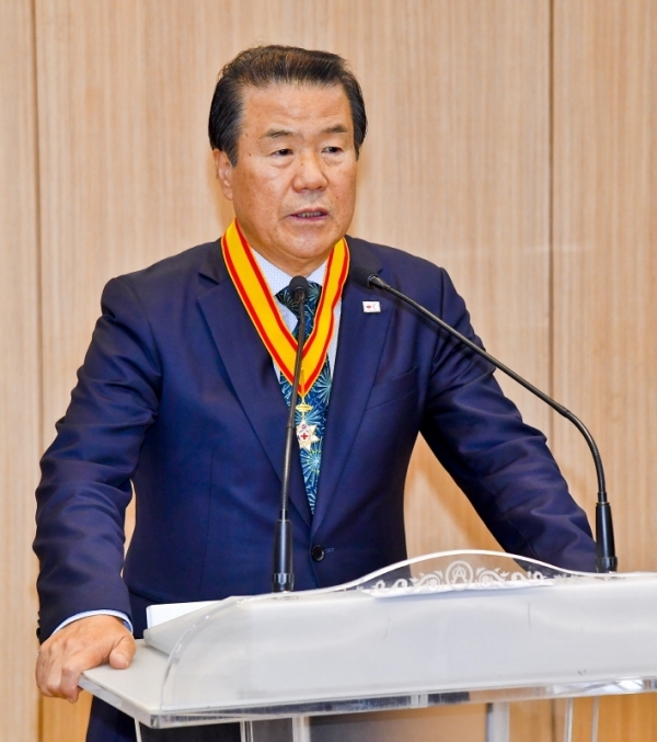 5일 오후 대한적십자사 경기도지사에서 열린 대한적십자사 경기도지사 회장 이취임식에서 김훈동 전임 회장이 이임사를 하고 있다. 윤원규기자