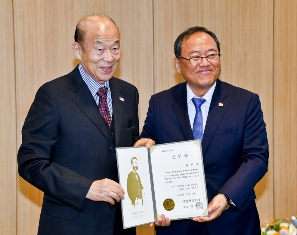 5일 오후 대한적십자사 경기도지사에서 열린 대한적십자사 경기도지사 회장 이취임식에서 박경서 대한적십자사 회장이 윤신일 신임회장에게 취임회장 선임증을 수여하고 있다. 윤원규기자