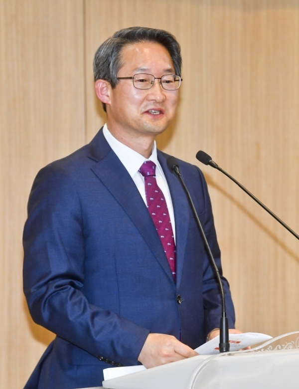 5일 오후 대한적십자사 경기도지사에서 열린 대한적십자사 경기도지사 회장 이취임식에서 김희겸 경기도 행정1부지사가 축사를 하고 있다. 윤원규기자