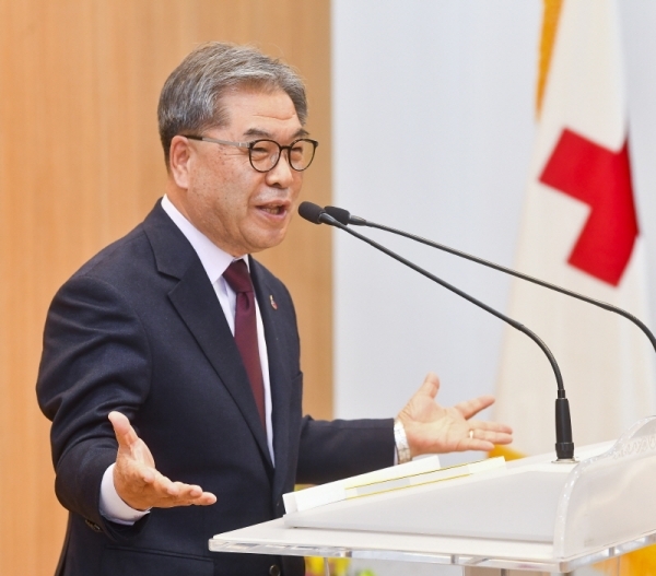 5일 오후 대한적십자사 경기도지사에서 열린 대한적십자사 경기도지사 회장 이취임식에서 이재정 경기도교육감이 축사를 하고 있다. 윤원규기자