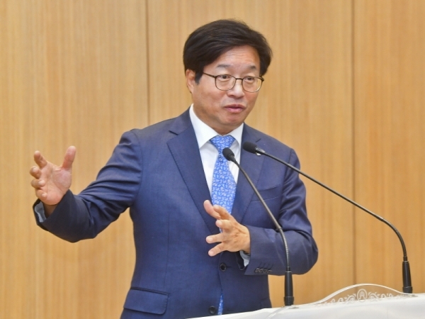 5일 오후 대한적십자사 경기도지사에서 열린 대한적십자사 경기도지사 회장 이취임식에서 염태영 수원시장이 축사를 하고 있다. 윤원규기자