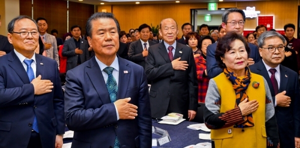 5일 오후 대한적십자사 경기도지사에서 열린 대한적십자사 경기도지사 회장 이취임식에서 제32,33대 김훈동 회장, 34대 윤신일 회장, 박경서 대한적십자사 회장, 김희겸 경기도1행정부지사, 이재정 도교육감, 신항철 경기일보 대표이사 사장 등 내빈과 참석자들이 국민의례를 하고 있다. 윤원규기자