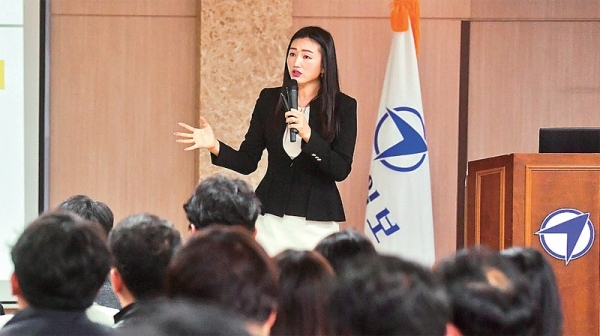 경기일보사 11월 월례회의가 열린 5일 오전 박라라 강사가 직장 내 성희롱에 대한 교육을 본사 임직원들에게 강의하고 있다. 윤원규기자