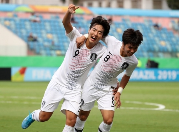 6일(한국시간) 브라질 에스타지우 올림피쿠 고이아니아 경기장에서 열린 ‘FIFA U-17 월드컵’ 대한민국과 앙골라의 16강전. 최민서(왼쪽)가 전반 33분 선제골을 넣은 후 환호하고 있다. 연합뉴스