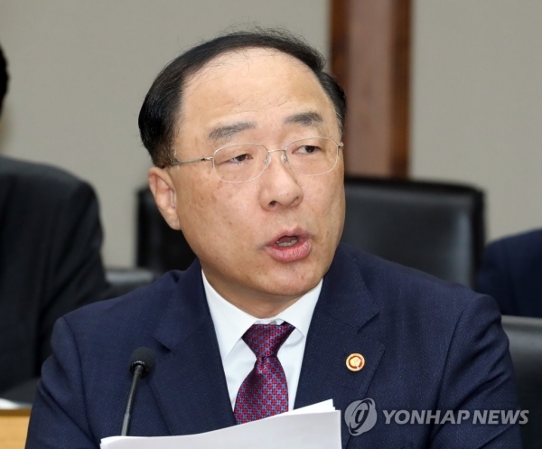 6일 오전 서울 수출입은행 대회의실에서 열린 제25차 경제활력대책회의 및 제26차 경제관계장관회의에서 홍남기 경제부총리 겸 기획재정부 장관이 발언하고 있다. 연합뉴스