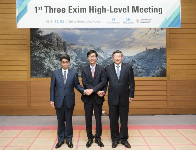 한국수출입은행 주관으로 5일 제주 신라호텔에서 열린 '한중일 수은 협의체' 제1차 정례협의에서 세 은행은 기관별 인프라 사업지원 동향과 향후 협력방안에 대해 심도있게 논의했다. 사진 왼쪽부터 노부미츠 하야시(Nobumitsu Hayashi) 일본국제협력은행 부총재, 방문규 수은 행장, 썬핑(Sun Ping) 중국 수은 부행장.