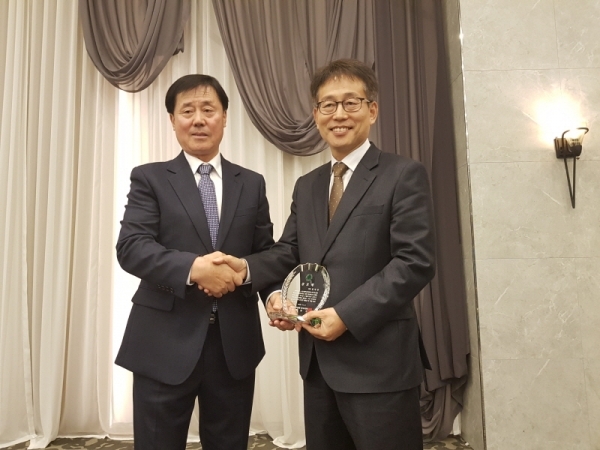 6일 낮 수원 WI컨벤션에서 제1ㆍ2대 회장 이ㆍ취임식을 열린 가운데 신임 백명기 회장(왼쪽)이 전임 김덕진 회장에 공로패를 전달한 뒤 기념촬영을 하고 있다.